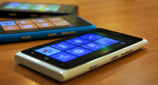 Cómo jugar con nuestro smartphone o tablet en el televisor del salón: conexión y mandos para Windows Phone