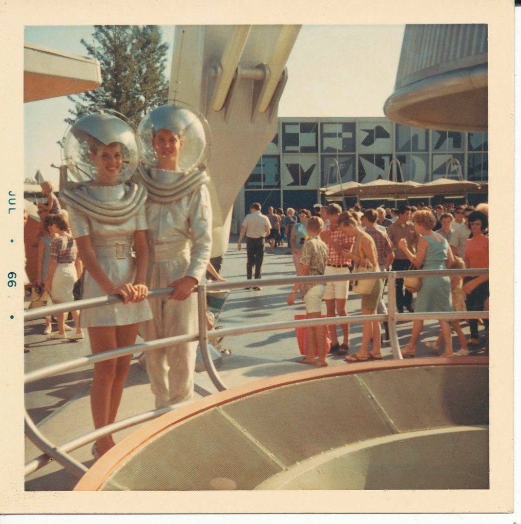 Pareja posando en Tomorrowland (1966)