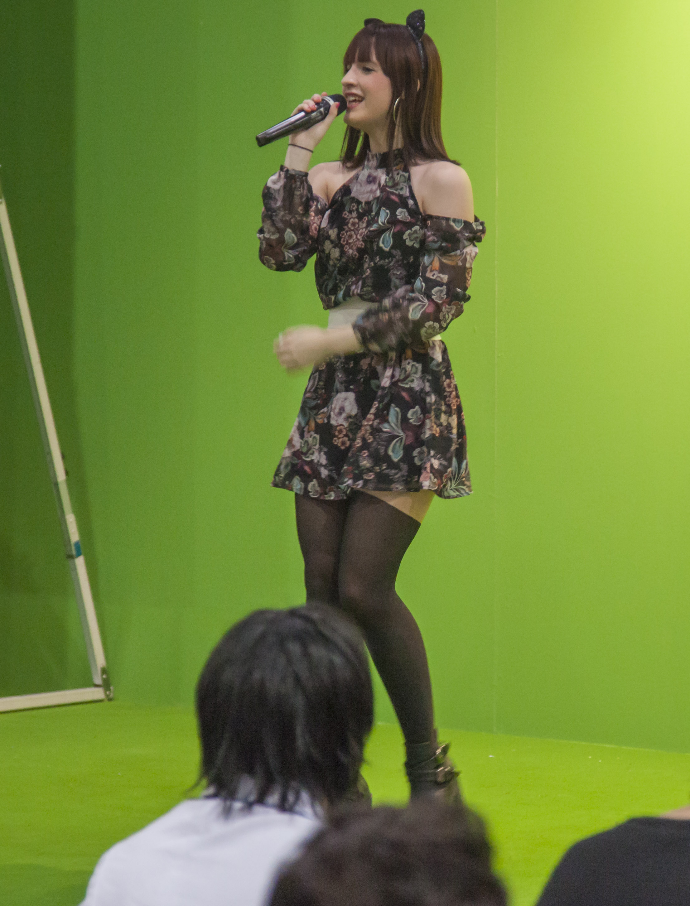 Yami Airii triunfa en Japón con sus canciones al más puro estilo anime. Las nuevas profesiones, tales como "idol" o "cosplayer" son un efecto colateral de la influencia de la cultura japonesa en occidente. 