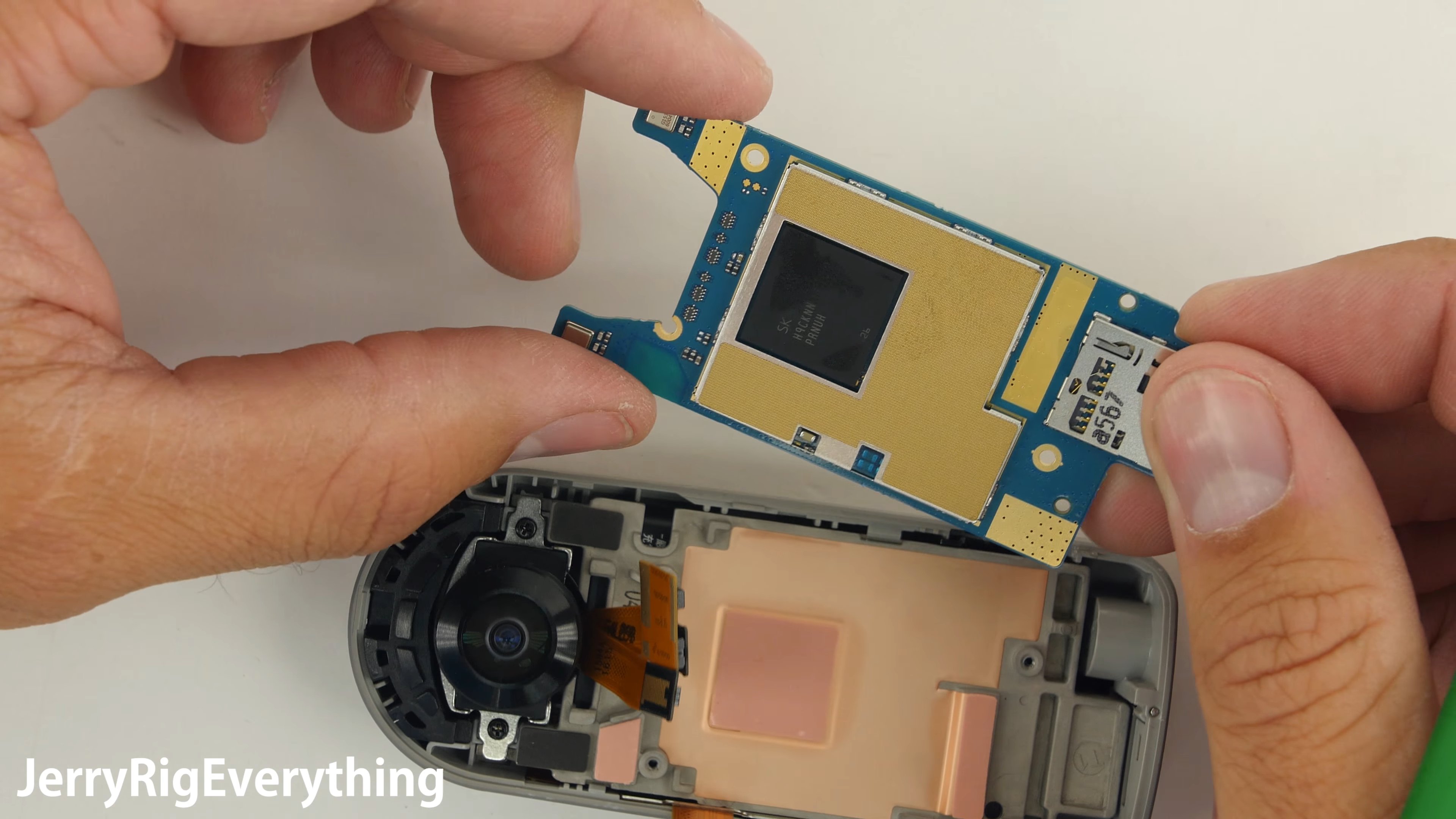 La memoria interna en la LG 360 CAM está integrada en un chip de la placa base como se ve en este despiece de iFixit.