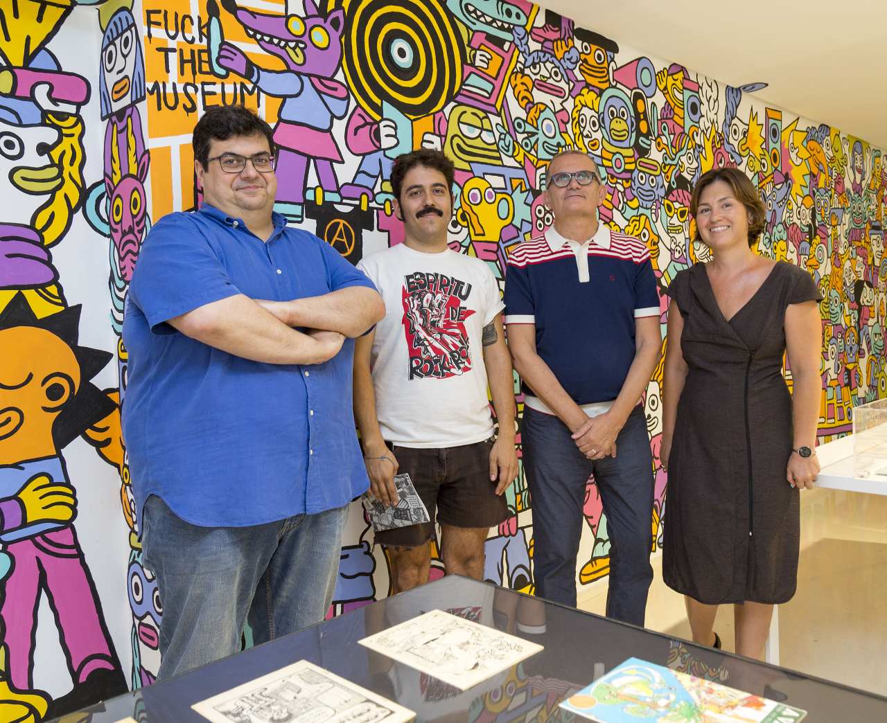 Álvaro Pons (primero por la izquierda) en la inauguración de la muestra documental ‘Fanzination! Los fanzines de cómic en España’