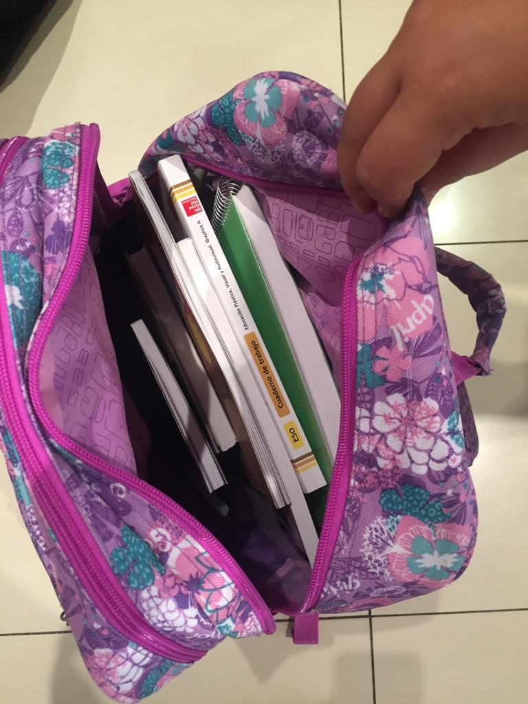 Abrimos mochila de 11 niños, ¿siguen llevando libros? -