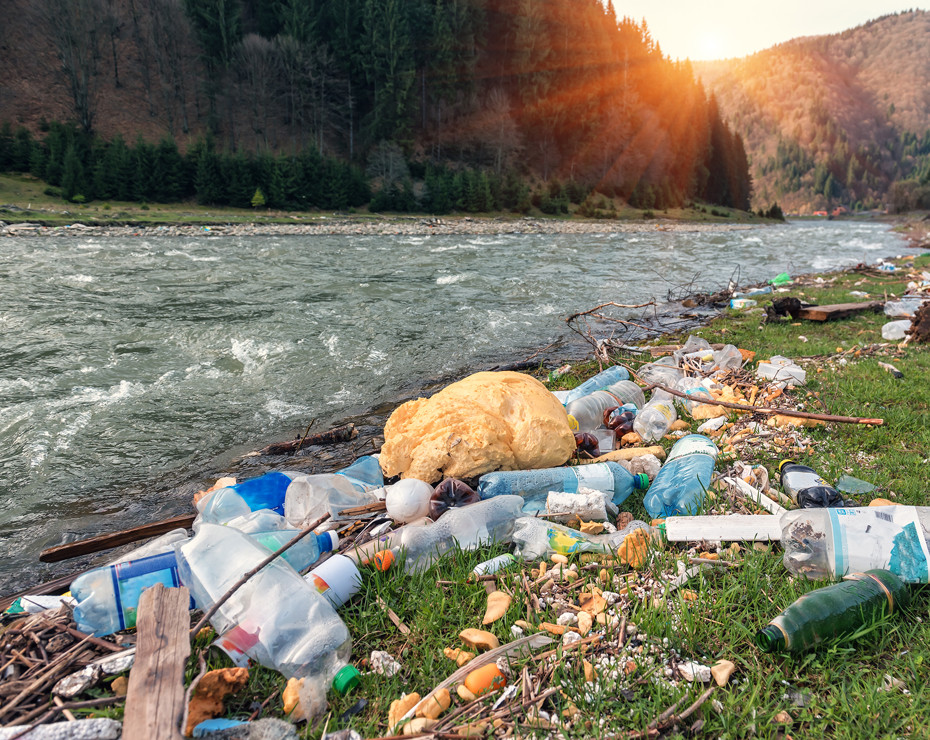 basura plástico río