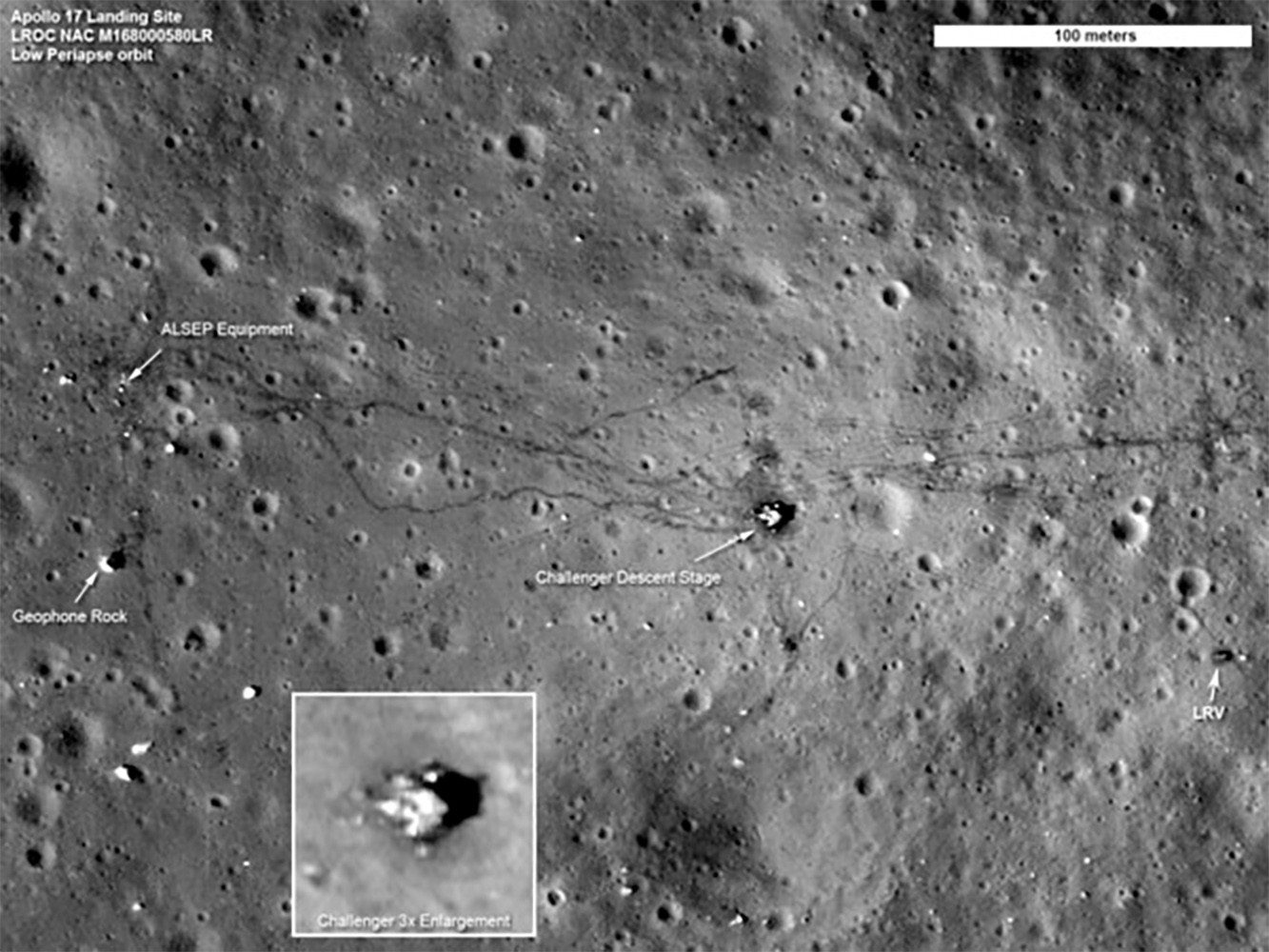 Foto de las huellas dejadas por los astronautas y el todoterreno del Apolo XVII, tomadas por la Lunar Reconnaissance Orbiter.