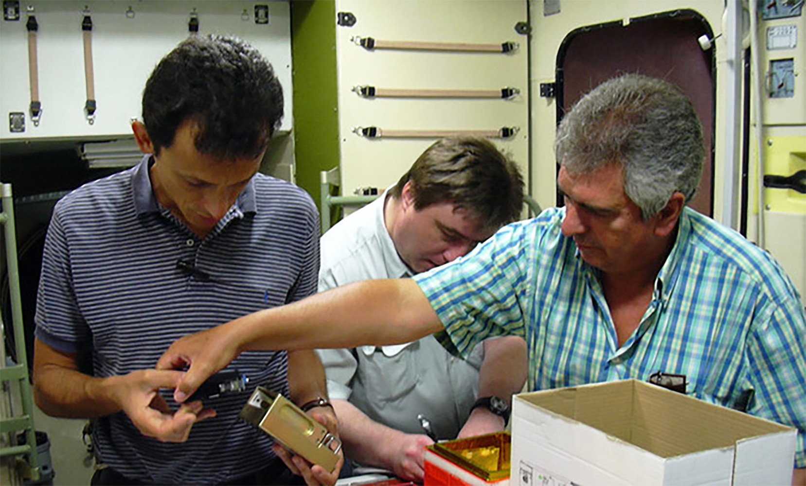 Pedro Duque y F. Javier Medina realizando pruebas de funcionamiento del dispositivo de germinación y cultivo de plántulas en la Star City de Moscú en 2003.