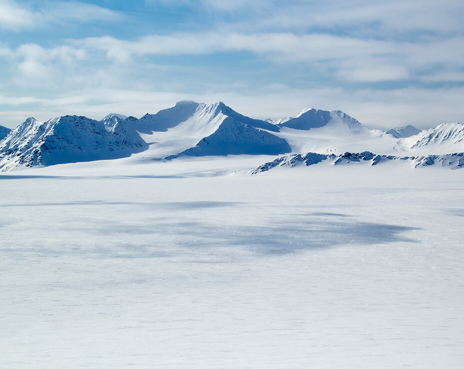 superficie congelada del Ártico con montañas en un día despejado
