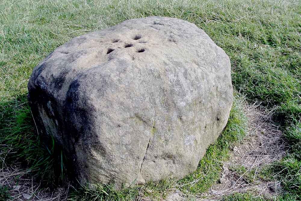 la piedra de Eyam con los agujeros para el vinagre