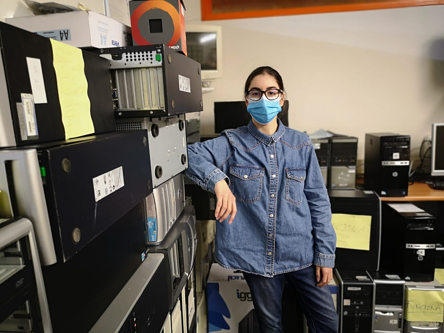 Lucia Arcos, en el taller de montaje de ordenadores de su instituto. 