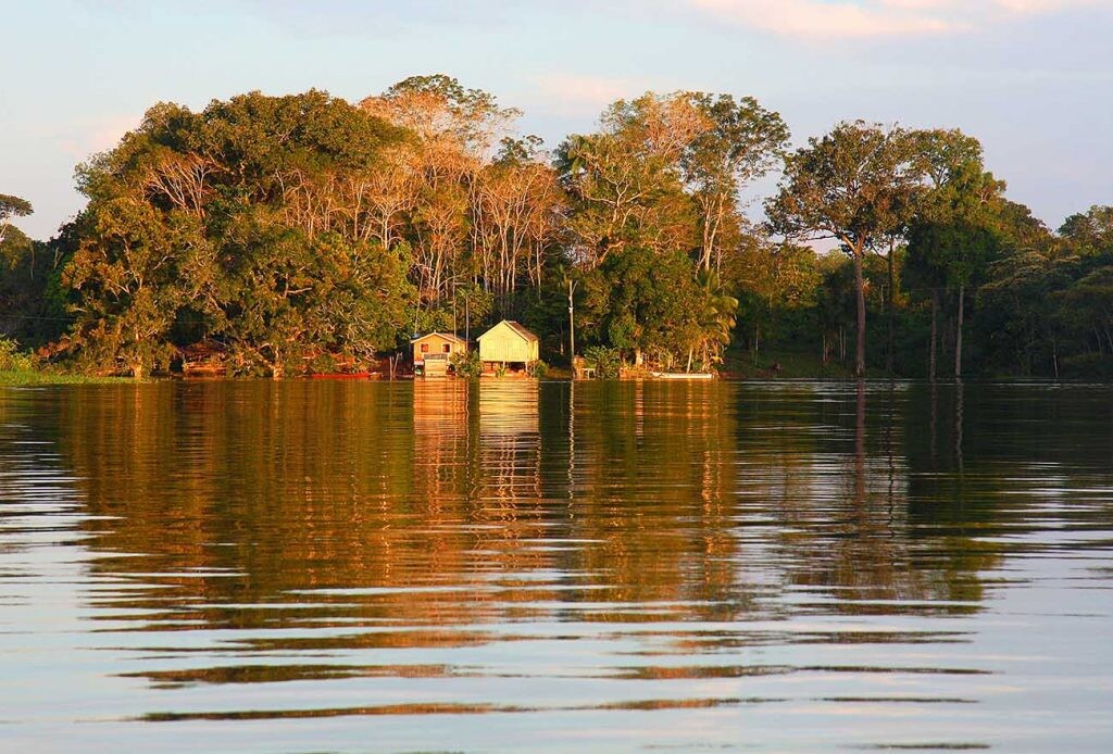 casas en la orilla del Amazonas en Brasil
