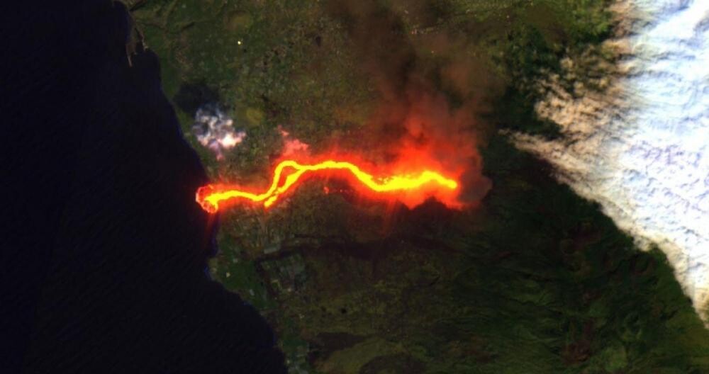 Orange dona a damnificados por la erupción del volcán de La Palma visto aquí desde el espacio en imagen de la Agencia Espacial Europea