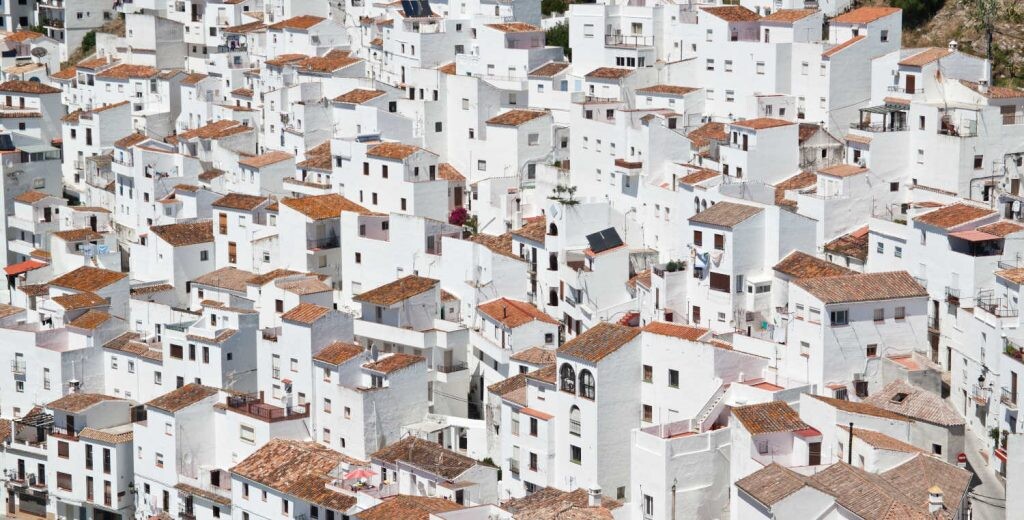 pueblo de casas blancas en Málaga y el ascenso de las temperaturas