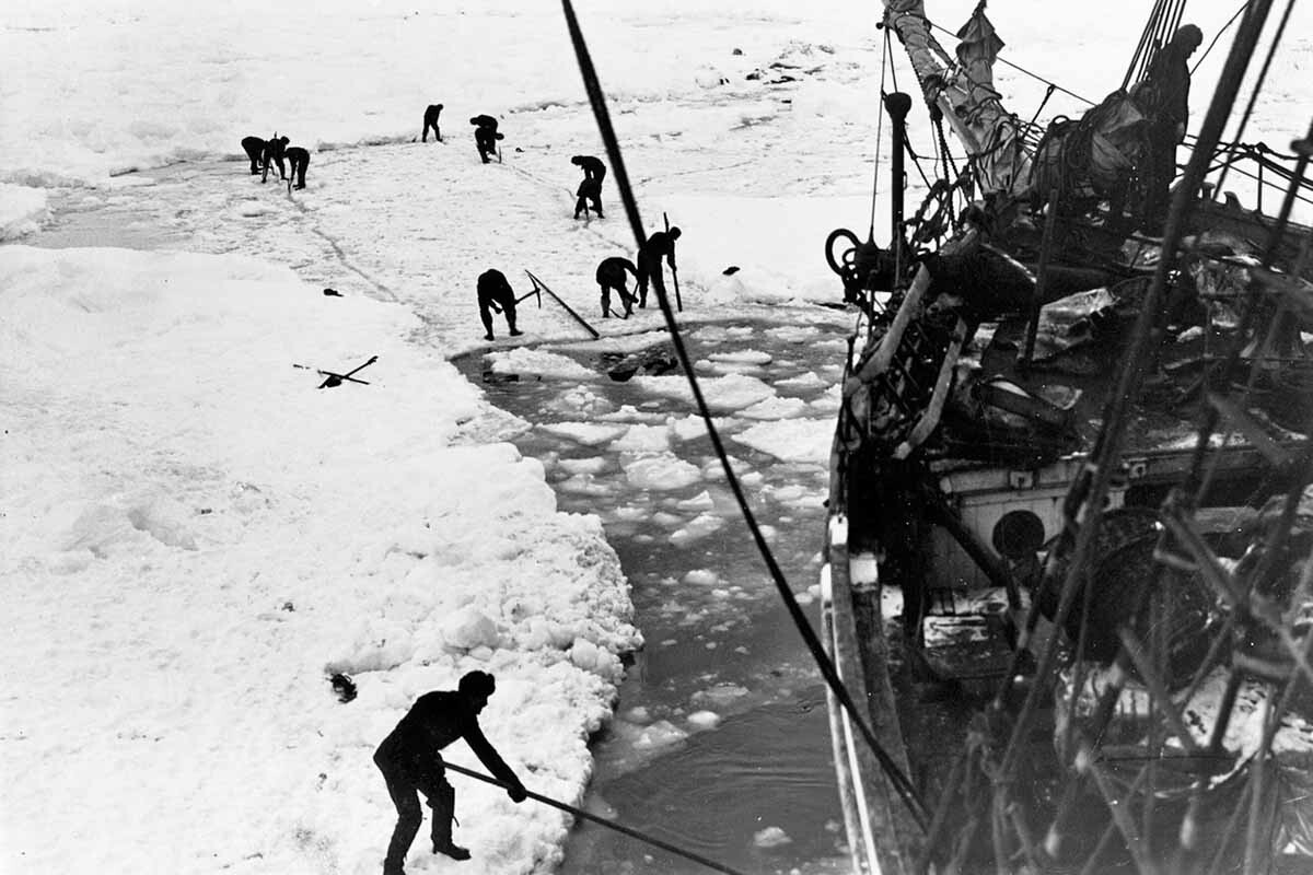 La tripulación del Endurance intenta romper el hielo que rodea el hielo que rodea el barco.