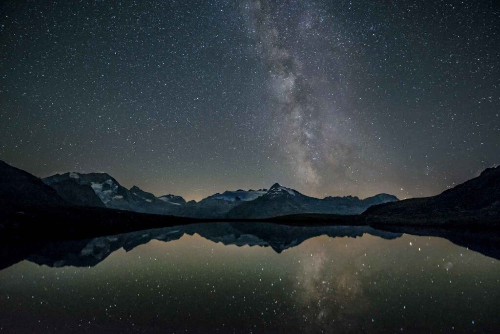 fotografía de la Vía Láctea echa en una noche sin luna desde la Tierra