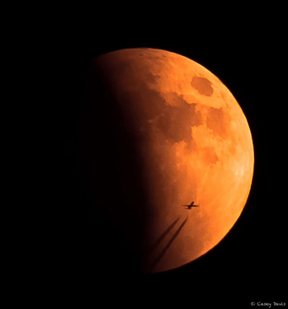 imagen de la luna de sangre, el satélite se tiñe de rojo por la dispersión de la luz solar 