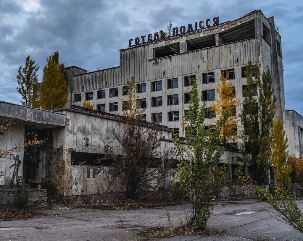 uno de los edificios de la central abandonada de Chernóbil