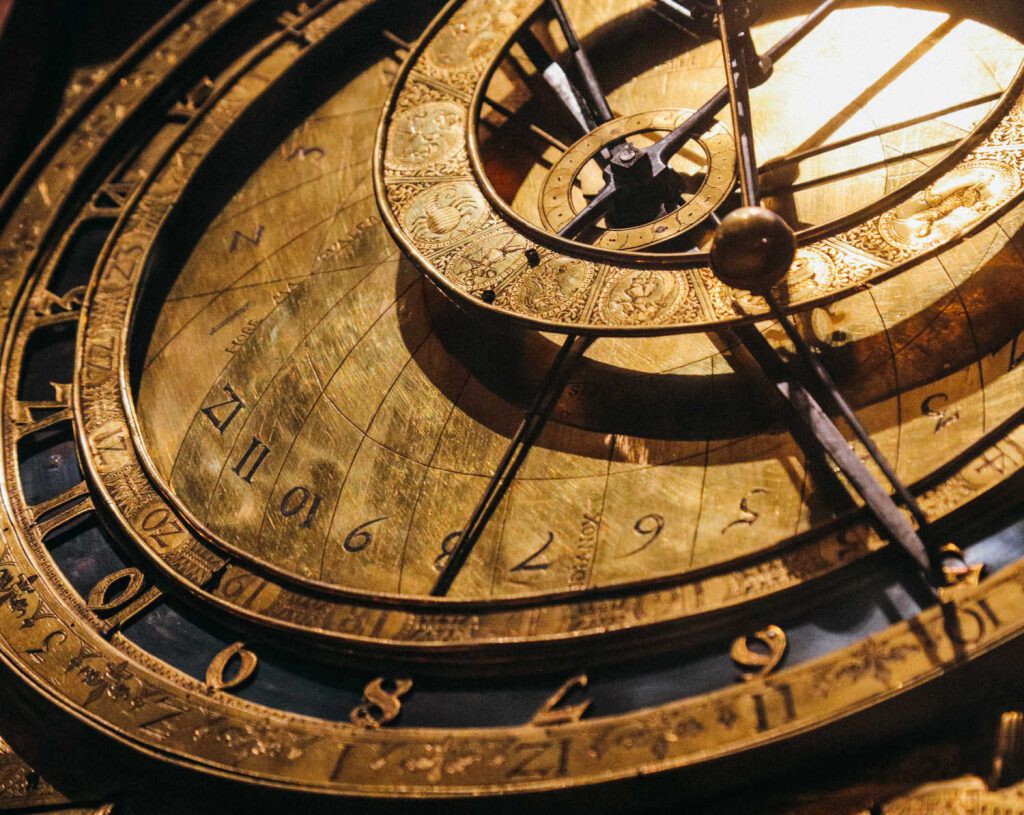 imagen de un reloj antiguo que mide el tiempo de forma mecánica
