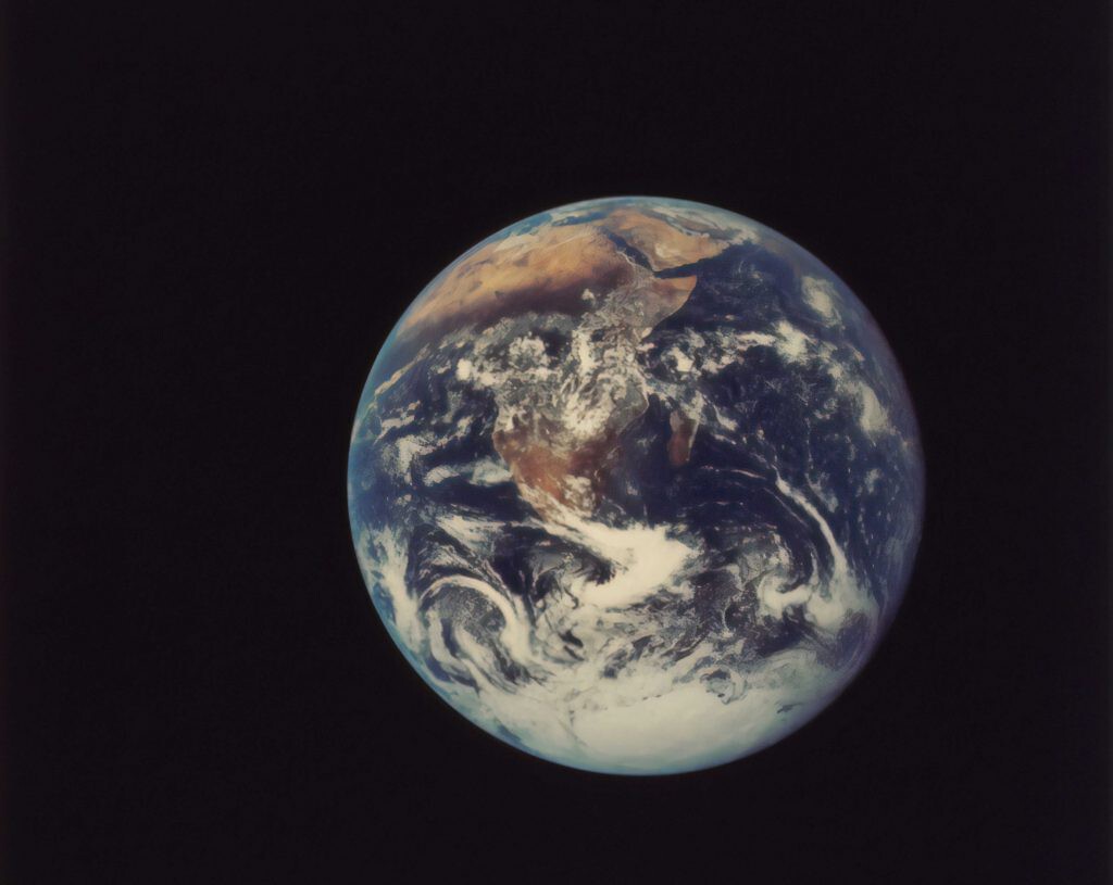 la Tierra vista desde el espacio, la nave en la que todos los seres humanos viajamos