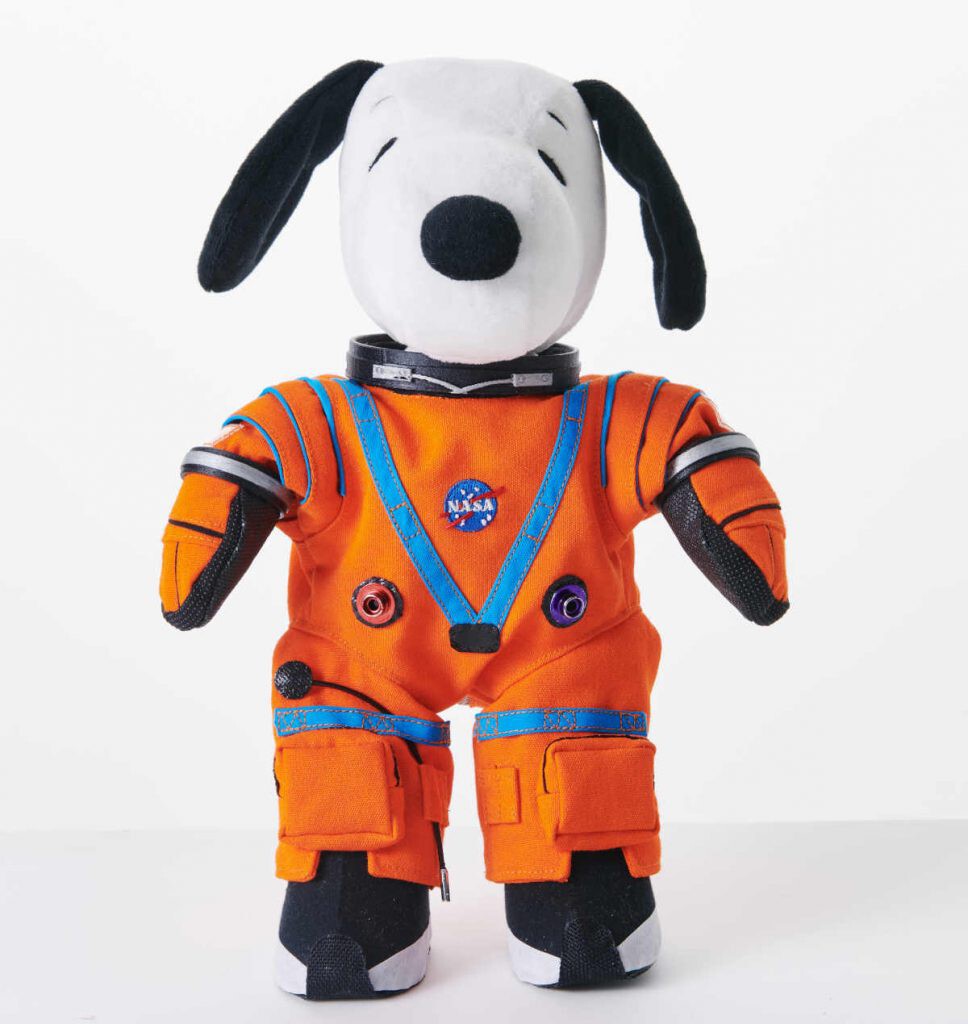 el peluche de Snoopy y otros objetos que forman parte de la tripulación de Artemis