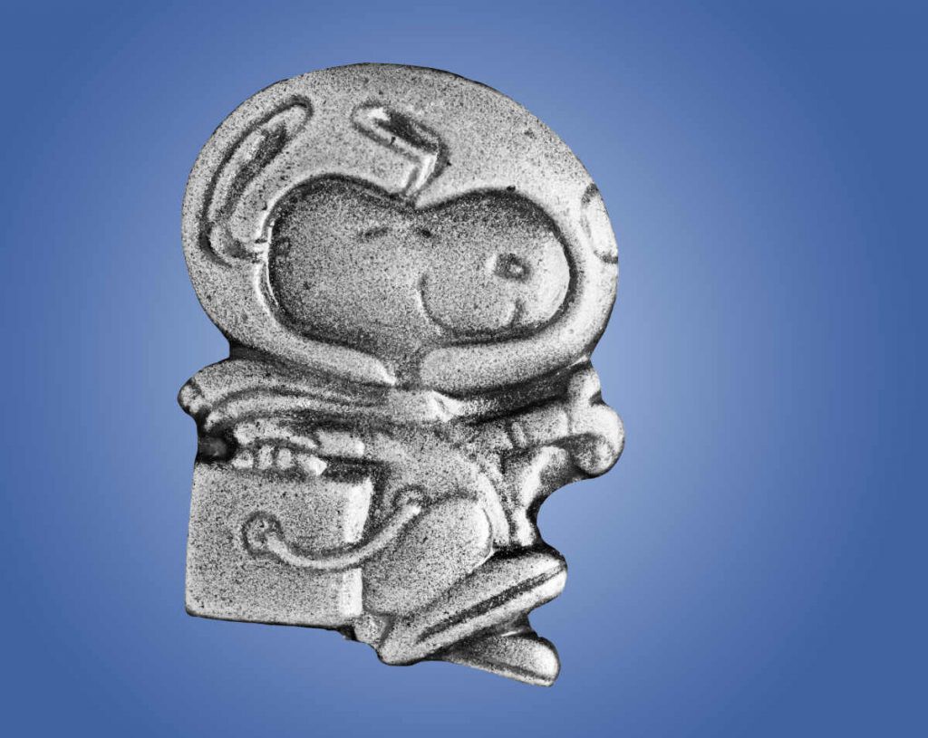 pin de Snoopy que formará parte de la tripulación de Artemis I, la primera misión del programa de regreso a la Luna