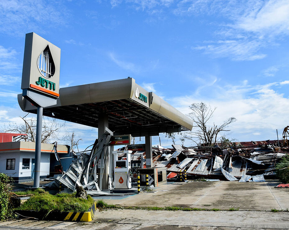 una gasolinera arrasada por un huracan