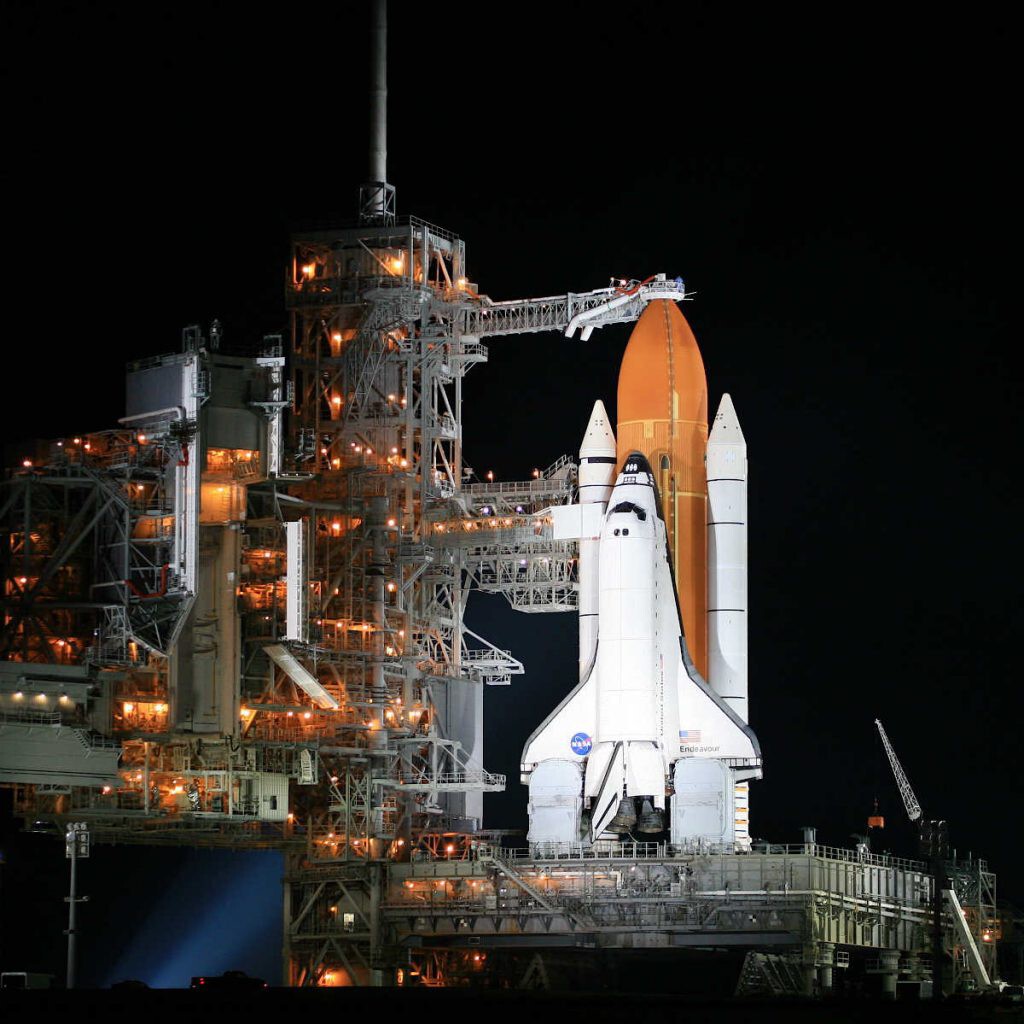 el transbordador espacial colocado en la plataforma de lanzamiento