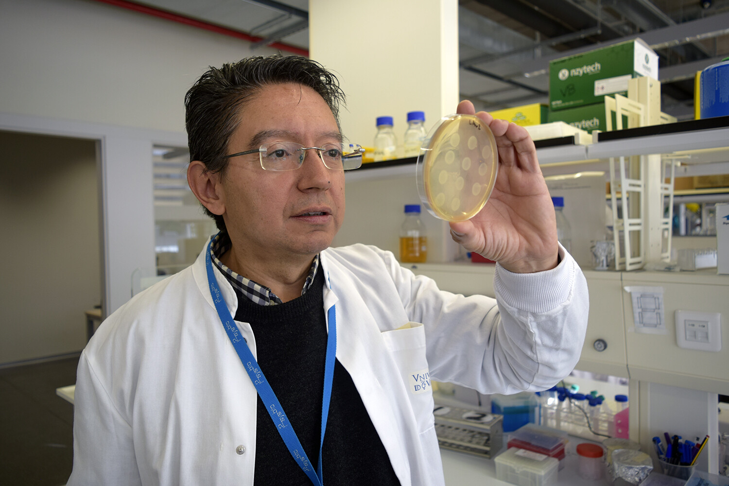 Alfonso Jaramillo con bacterias que aprenden código morse