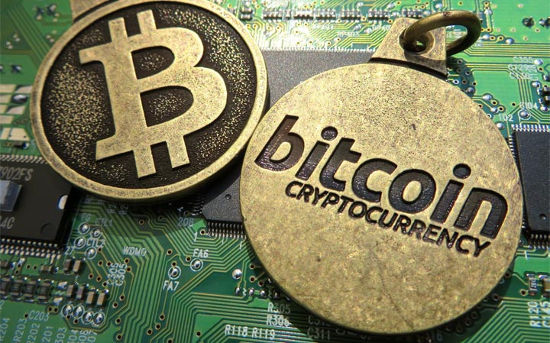 Monedas bitcoin sobre una placa base