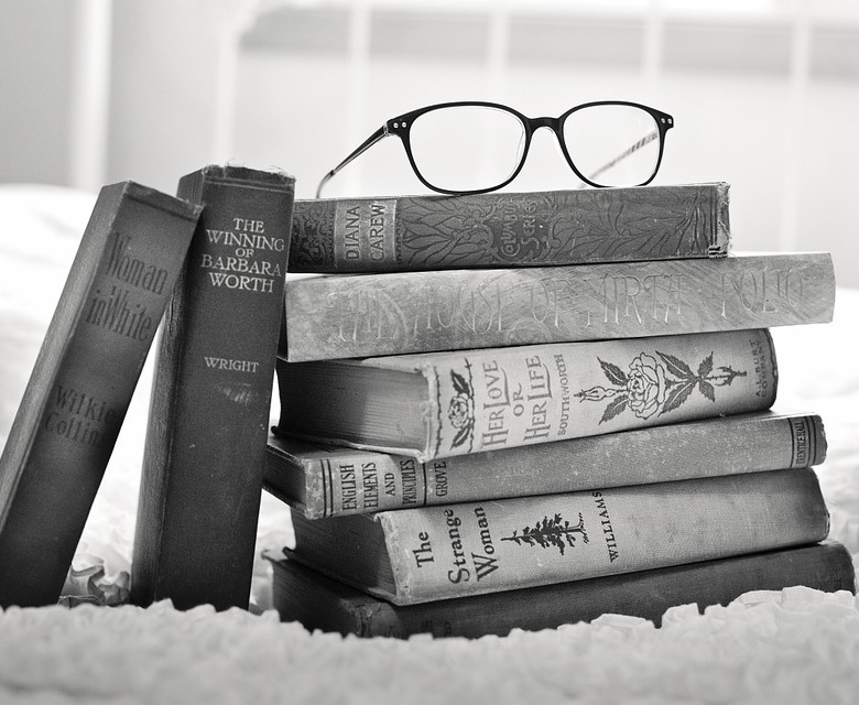 Unas gafas reposan sobre unos libros antiguos