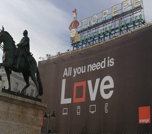 Cartel Love de Orange en la Puerta del Sol