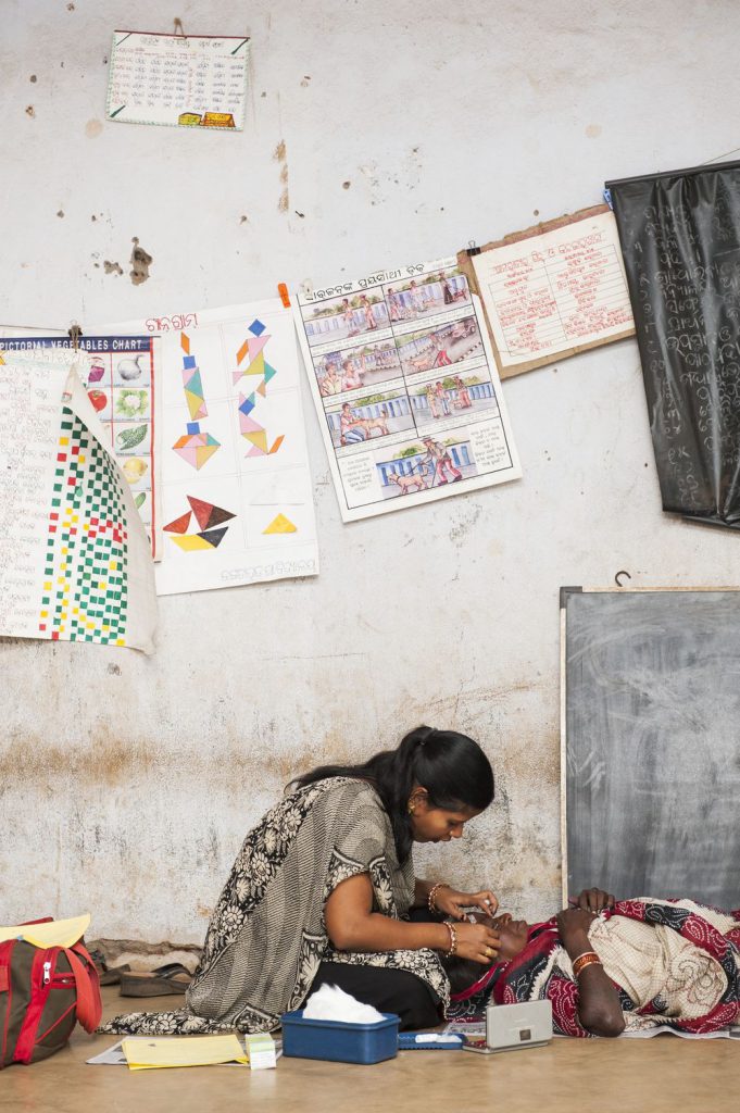 Oftalmóloga y paciente en la india