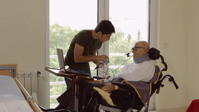 Ivo Vieira prueba un prototipo de las gafas EyeSpeak en su padre. / LusoVu