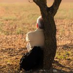Hombre soledad, sentado en el campo. Relato redes sociales
