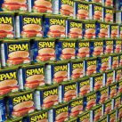 Latas de spam en un supermercado
