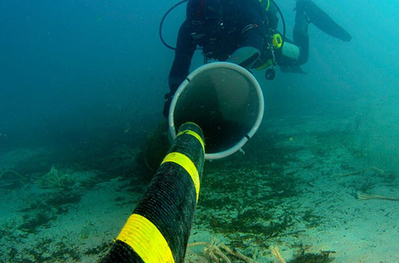 Кабели связи в красном море. Подводный коммуникационный кабель. Подводный оптический кабель. Подводный интернет-кабель Конго. Подводный оптоволоконный кабель Grace Hopper.