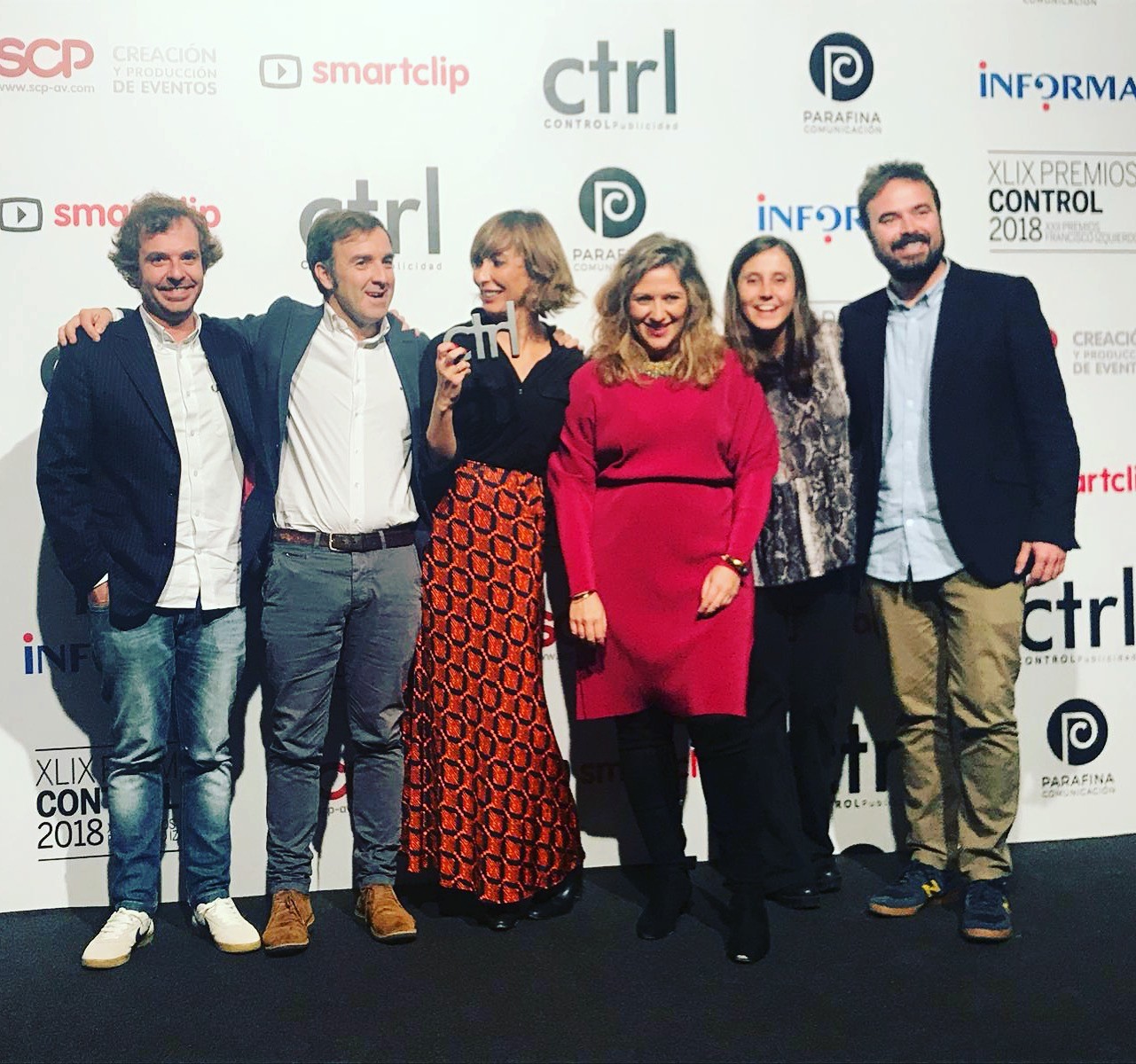 Parte del equipo de Marca de Orange recogiendo un premio por su actividad en branded content