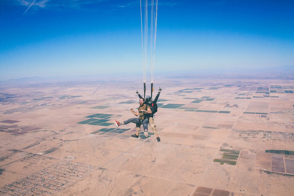 ¿Es verdad que el paracaídas no salva vidas?