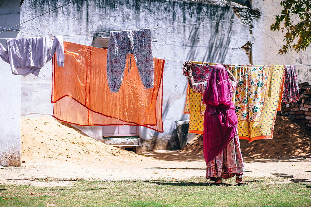 La máquina de hacer compresas con productos locales supone una solución importante para las mujeres de la India.