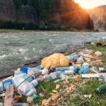 basura plástico río