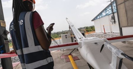 Ghana cuenta con una red de drones para transportar medicinas a zonas remotas.