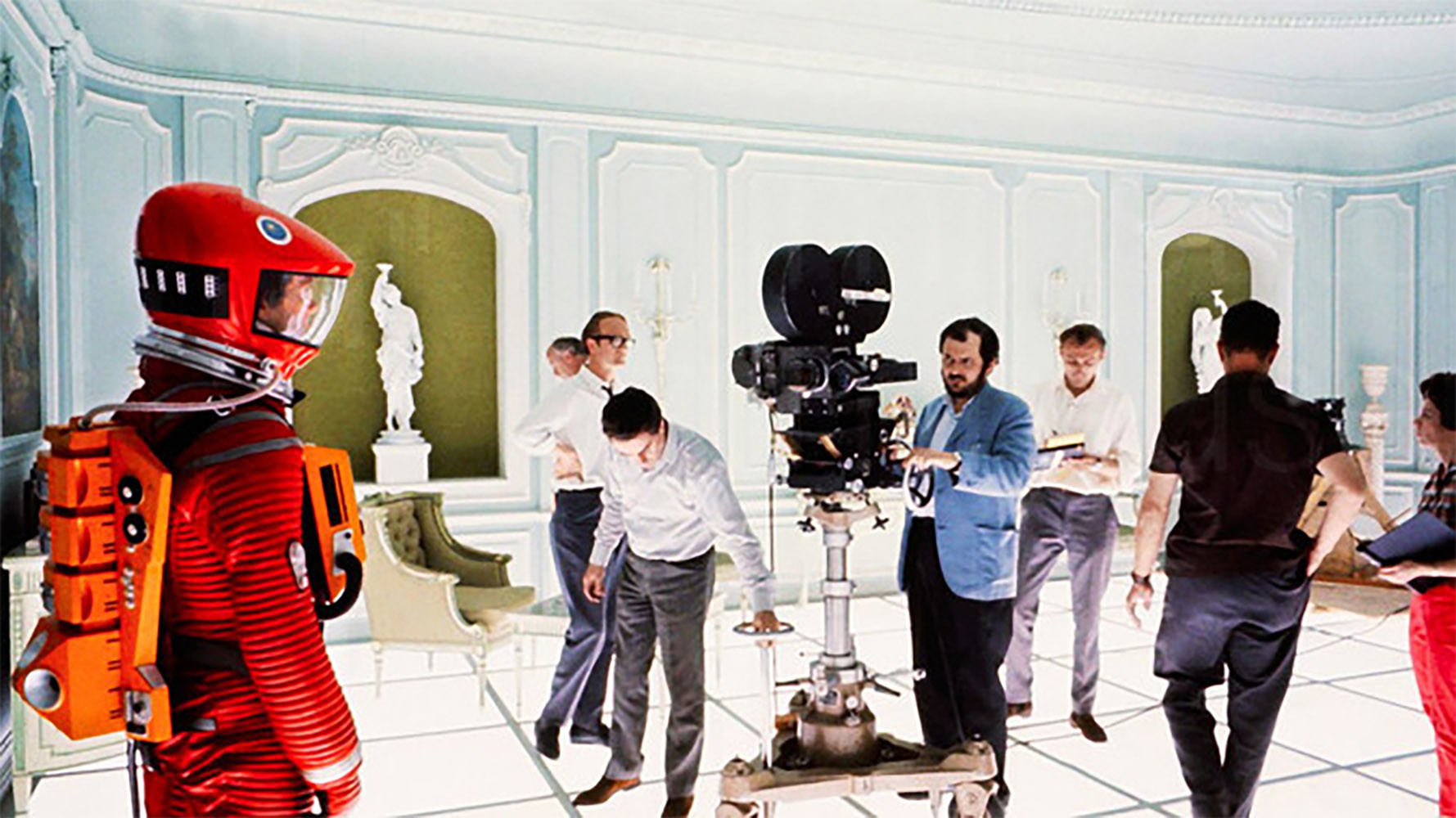 Stanley Kubrick, detrás de la cámara, dirige a Keir Dullea como el astronauta Dave Bowman en la secuencia final de 2001: Una odisea del espacio. / © Collection Christophel