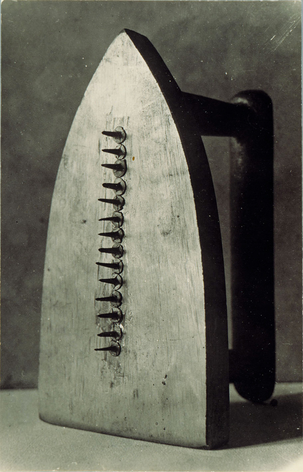 Man Ray, "Le cadeau", 1921.