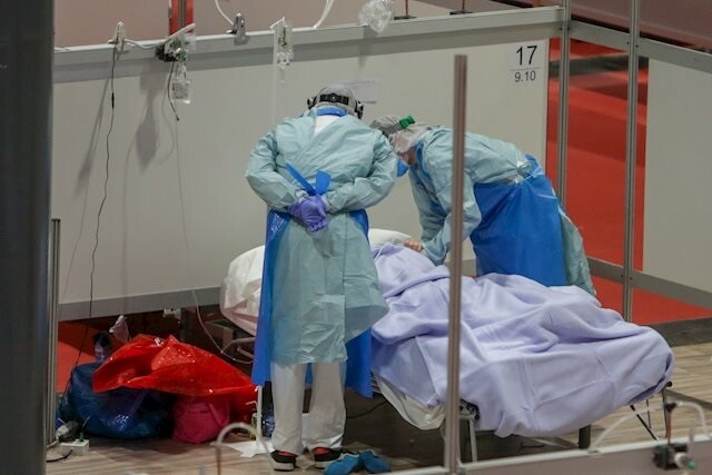 Un paciente es atendido de Covid-19 en el Ifema de Madrid (foto de Pablo Barreiro). 