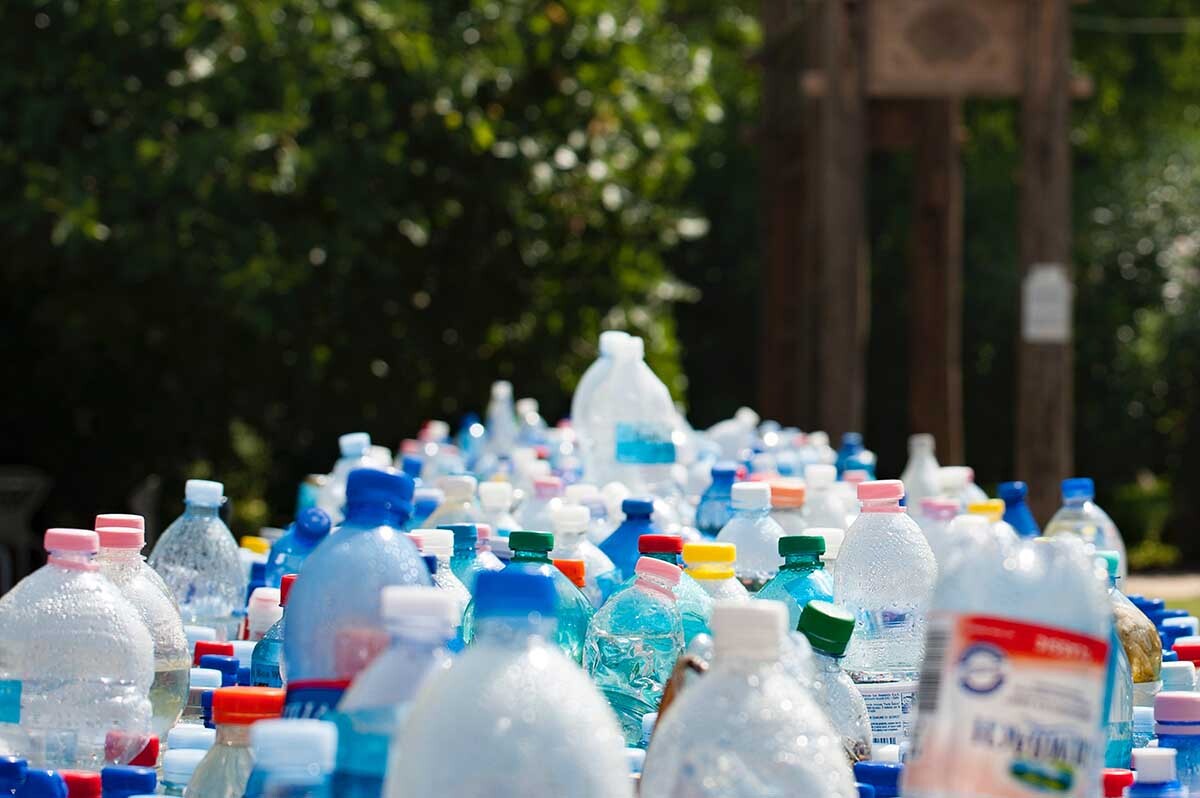 Según la consultora McKinsey, solo el 15 % de los plásticos producidos cada año se recupera de forma efectiva a nivel mundial.