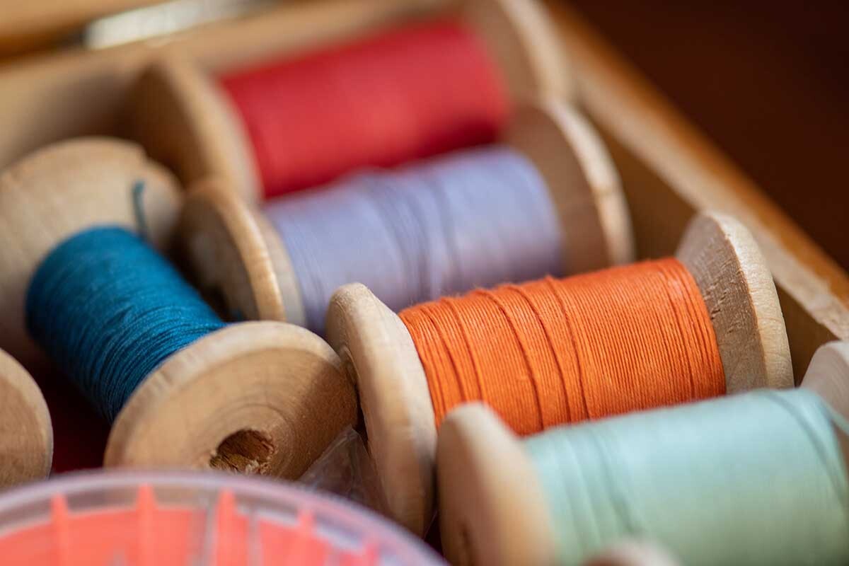 El algodón no siempre es sostenible: su hilado y su tintado también tienen impacto medioambiental.
