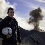 Yves Moussallam, vulcanólogo, en las cercanías del volcán Estrómboli.