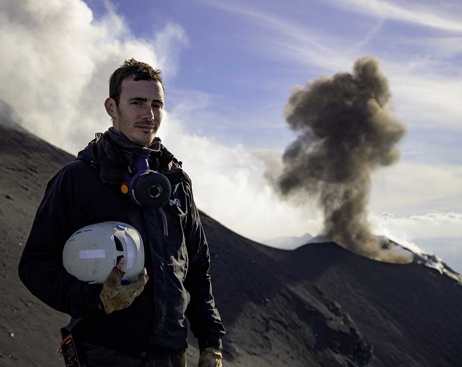 Yves Moussallam, vulcanólogo, en las cercanías del volcán Estrómboli.