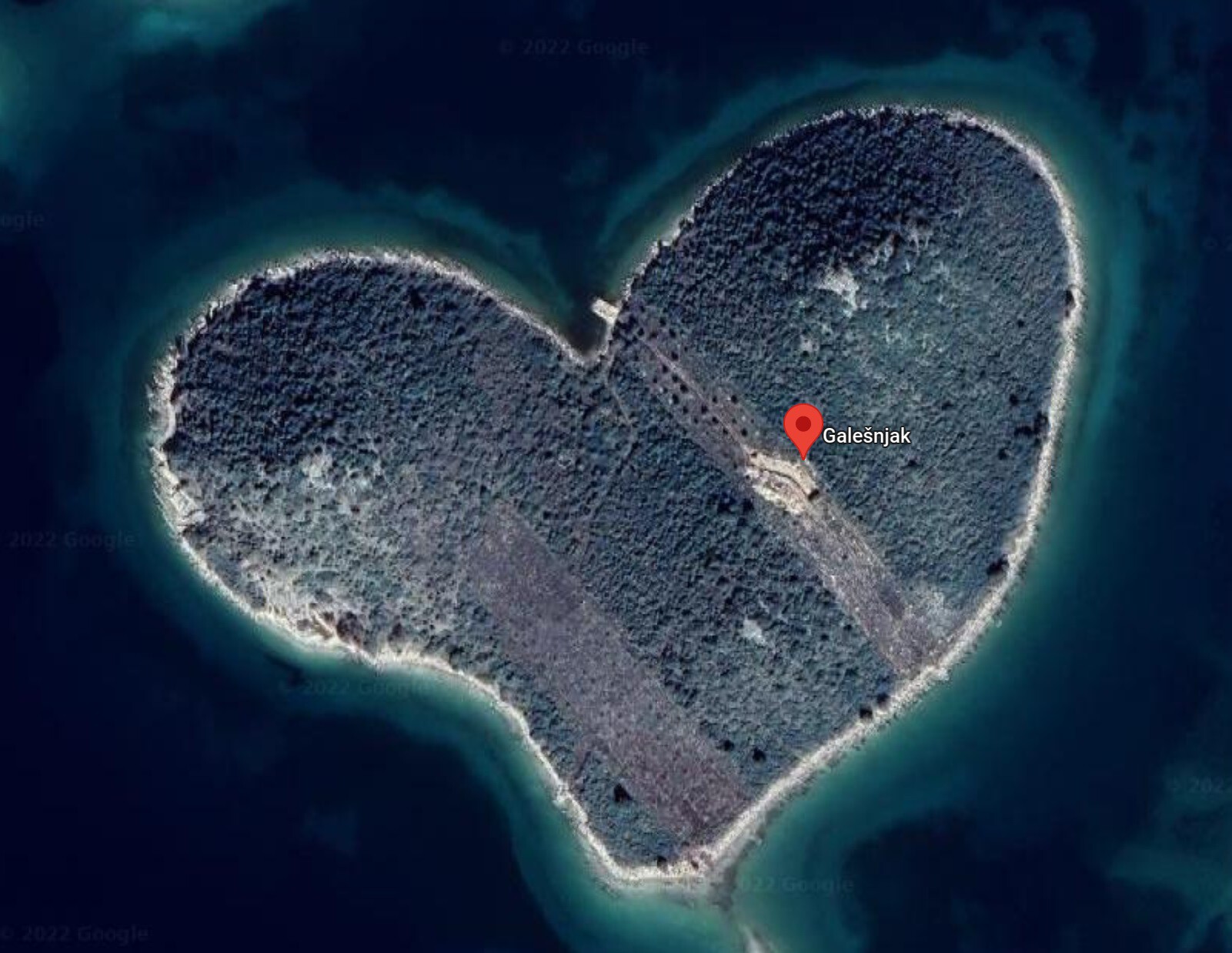 isla con forma de corazón
