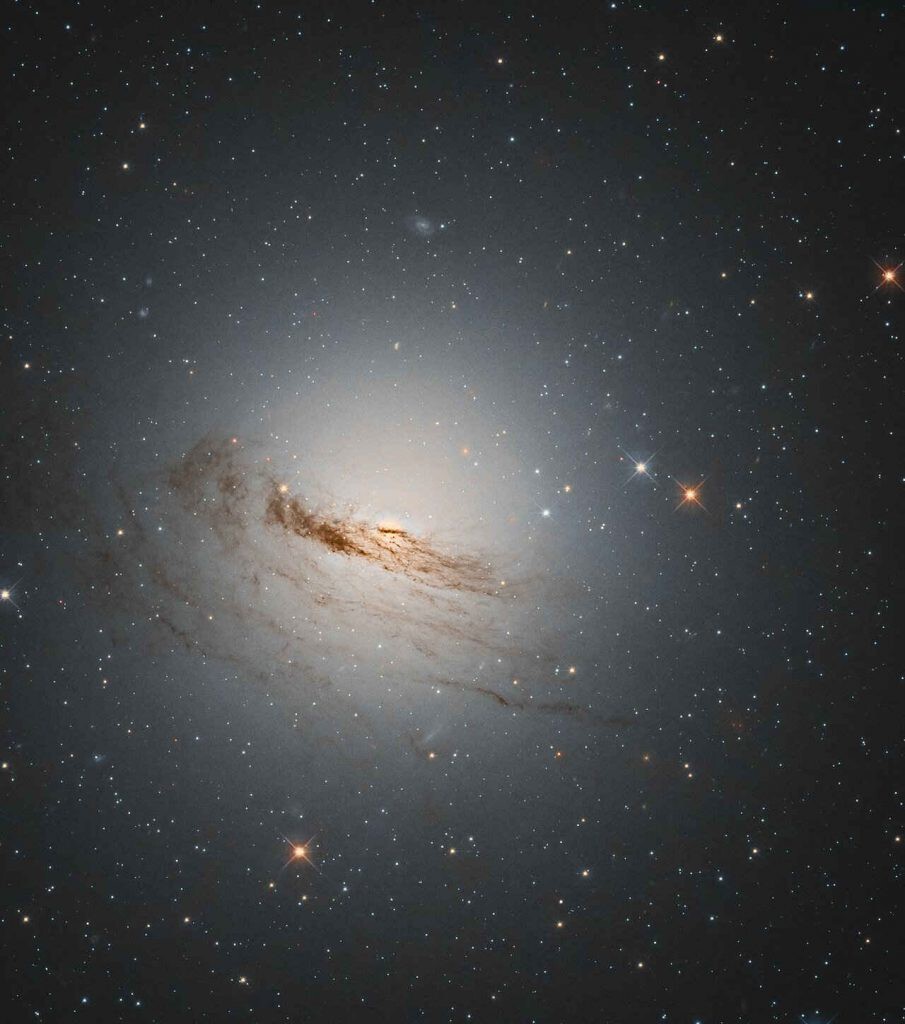 galaxia en descomposición descubierta por el telescopio Hubble
