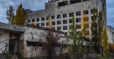 uno de los edificios de la central abandonada de Chernóbil