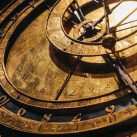 imagen de un reloj antiguo que mide el tiempo de forma mecánica